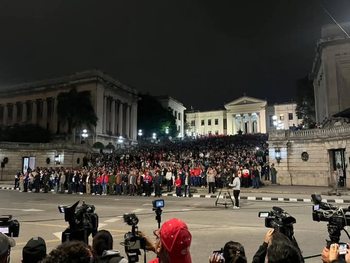 alfonso_noya's tweet photo. Cada 27 de enero un ejército joven, de pueblo, toma por asalto la legendaria Escalinata universitaria para marchar hasta la Fragua Martiana. Esta noche no puede ser de otra forma. 

También en toda #Cuba🇨🇺 se alzará la #AntorchaAntimperialista 

#MartiVive 
#100AñosConFidel https://t.co/xhldtkMO10