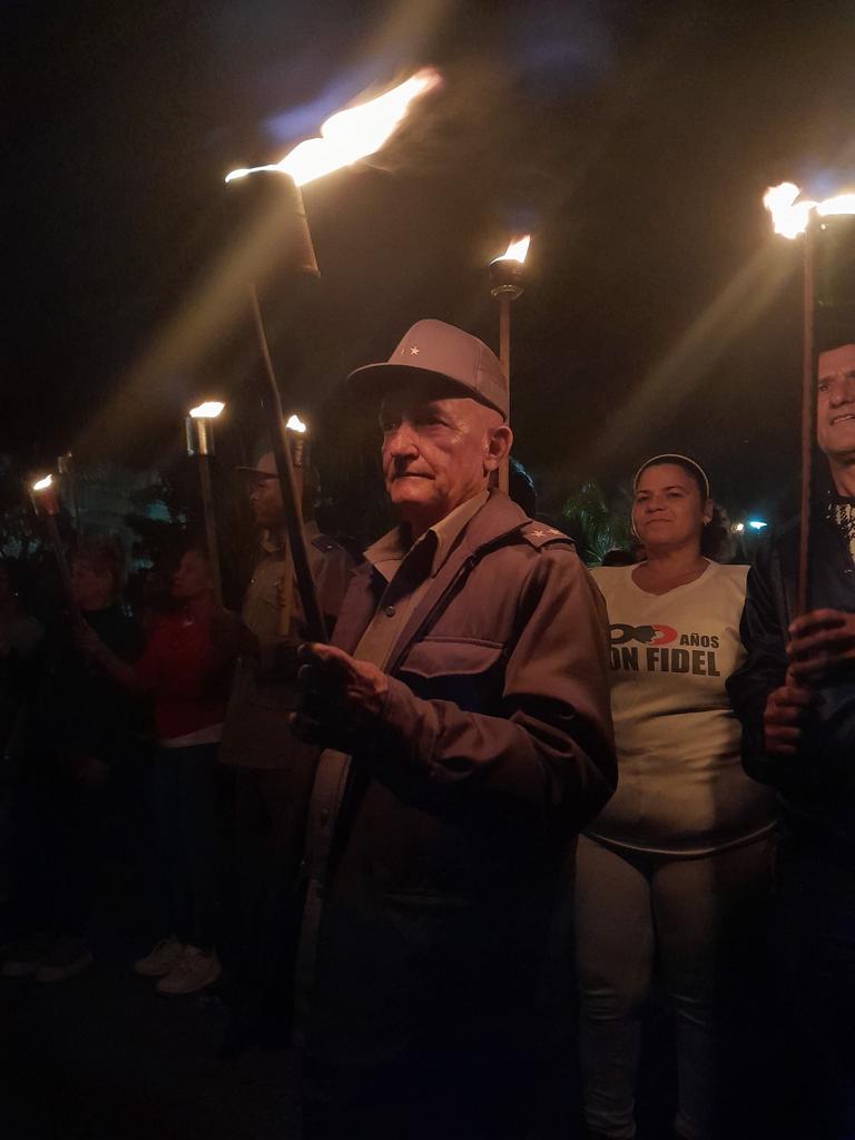En el resplandor de las llamas se refleja la fuerza de un pueblo que no se rinde.  
#SanctiSpíritusEnMarcha
#MartíVive
#100AñosConFidel .