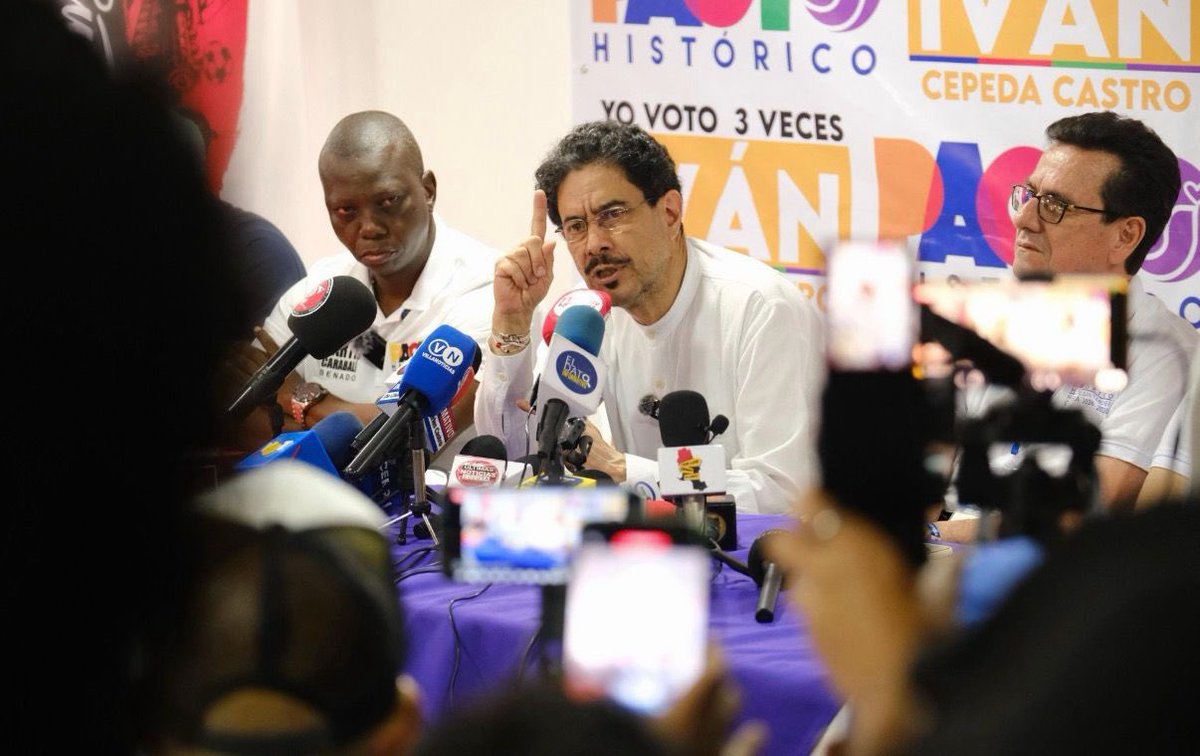 RUEDA DE PRENSA 

Para quienes afirman que no atiendo entrevistas y a los medios. Hoy en rueda de prensa estaban registrados 64: