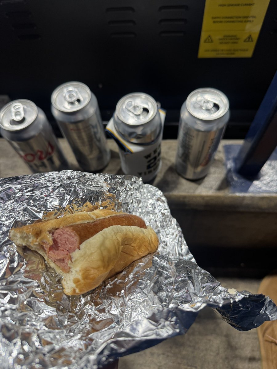Zyndad102's tweet image. I miss my ex girlfriend and think of her every and I try to distract myself with other girls but it doesn’t work. 4
Coors lites and a hotdog