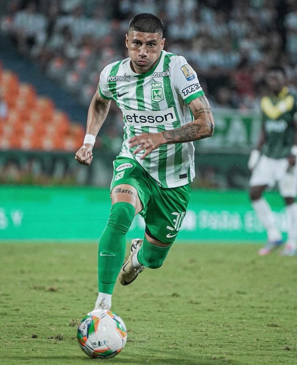 Peñarol realizó un acercamiento por Juan Bauzá. Volante, 29 años.
Aunque todavía no hay una oferta, el volante es una de las opciones que analiza la directiva. Su situación contractual no es sencilla: milita en Colombia (Atlético Nacional) pero su pase FC Craiova de Rumania