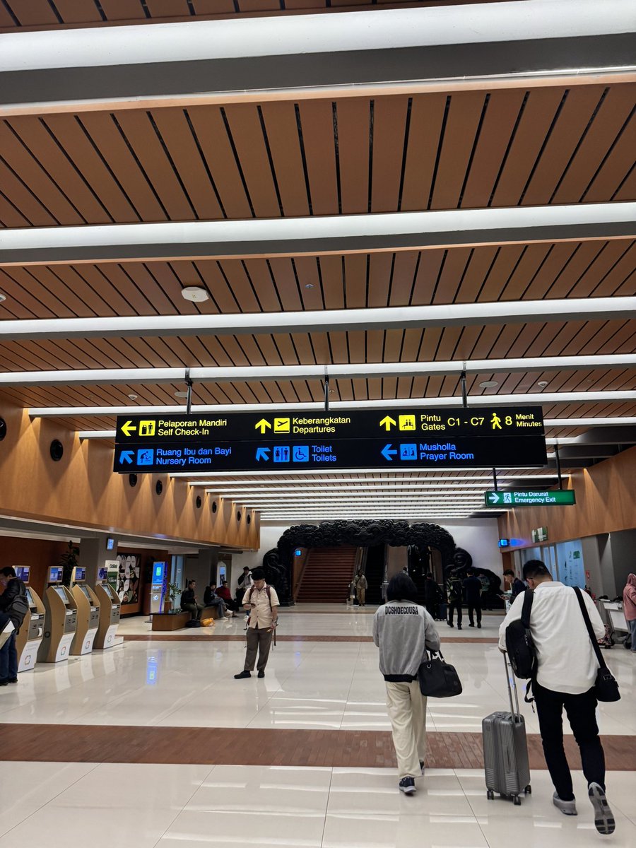 adriansyahyasin's tweet photo. Mengejar flight subuh demi bisa nyobain Terminal 1C Soekarno-Hatta Airport yang katanya awesome itu

Senang sekali karya Paul Andreu bisa kembali ke fitrahnya dengan sentuhan yang lebih modern. Menunggu 1A dan 1B nyusul https://t.co/yerYRYGqa4