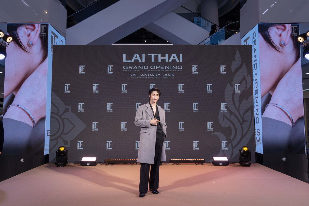 Hello98_th's tweet image. หนุ่มฮอต “บอส ชัยกมล” ขึ้นแท่นพรีเซ็นเตอร์คนแรกเครื่องประดับรักษ์ไทยแบรนด์ “LAI THAI”
🔗 facebook.com/share/p/1D4RFd…

1st PRESENTER OF LAITHAI
#LAITHAIXBosschaikamon
#Bosschaikamon