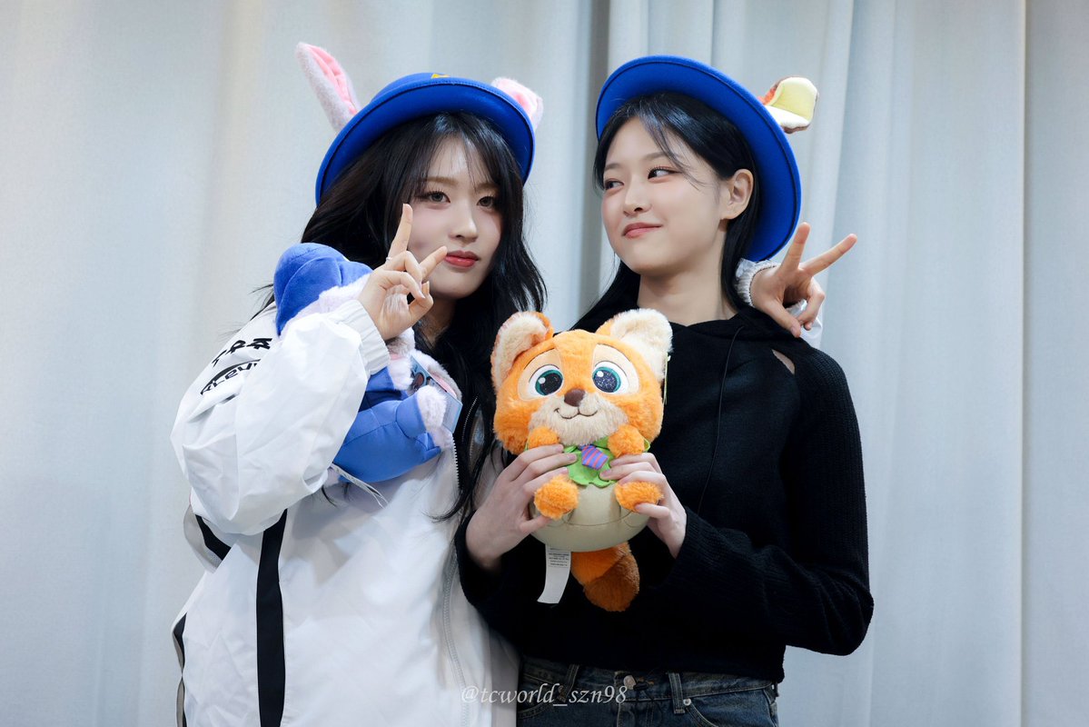 wow i havent see hyunjin look at someone like this maybe since 2jin or loossemble idk but i lowkey want to kms this is so nice