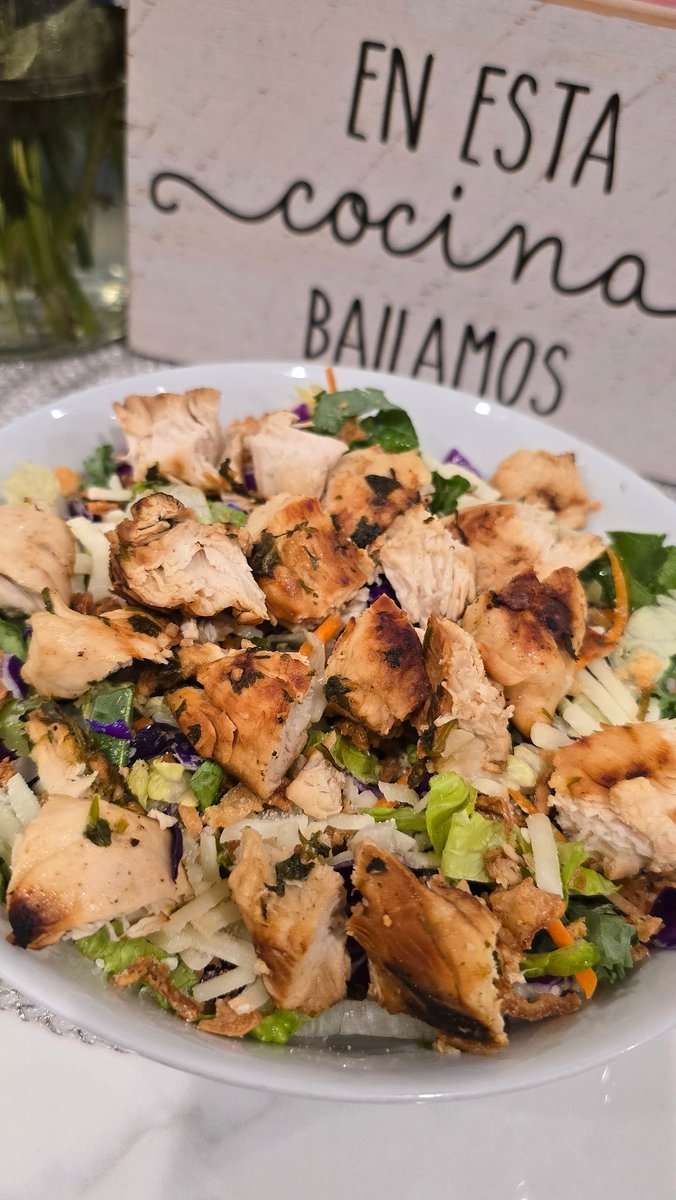 jcae2008's tweet image. Dinner Vibes...
Grilled chicken salad
#DinnerVibes #JdsKitchen #ChalkboardtoCuttingBoard