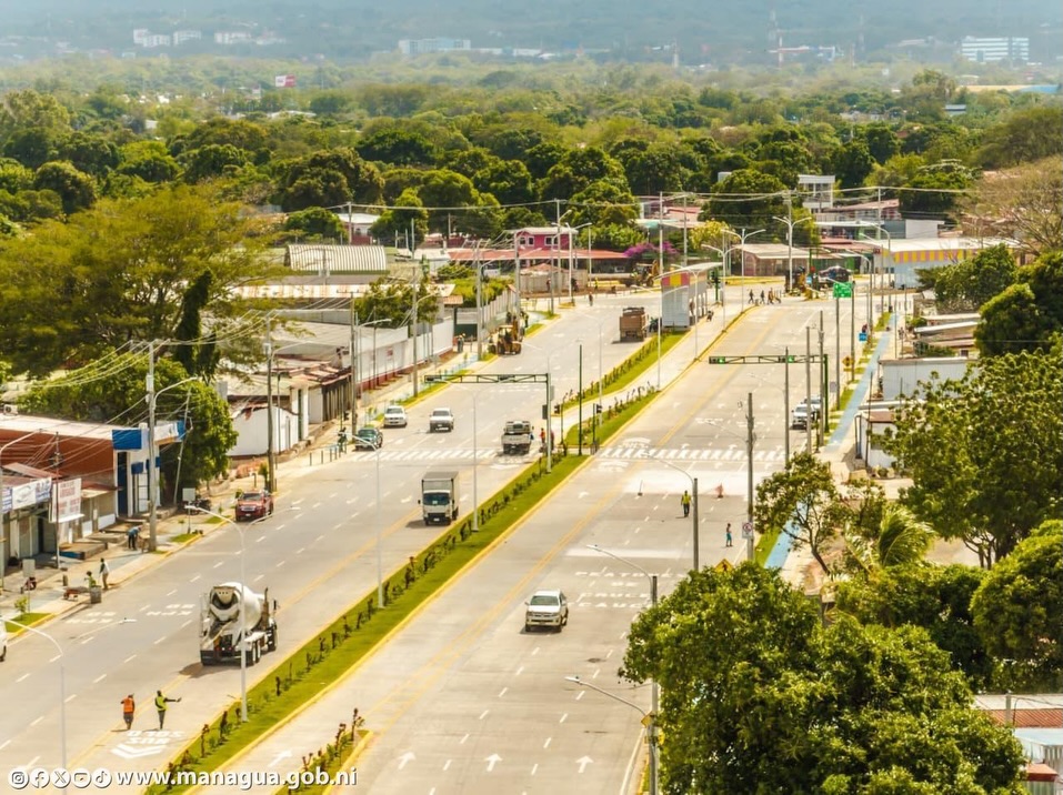 🚁🛣️ Vista aérea del Tramo IV de la Pista Héroes de la Insurrección: una moderna obra de 2.72 km que expande la vía a 8 carriles, incorporando espacios exclusivos para el transporte urbano 🚍✨  

#Nicaragua