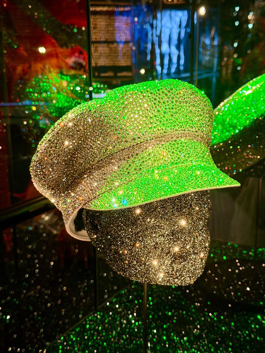 大阪万博会場でもお披露目した観光大使HYDEさんのキラキラ帽子が