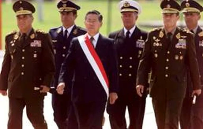 Angelpaezs's tweet image. Keiko Fujimori pretende ganar el voto de la familia militar, olvidando que en el gobierno de su padre fueron a la cárcel por corrupción los comandantes generales del EP Nicolás Hermoza, César Saucedo y José Villanueva; de la Marina, Alfredo Arnaíz; y de la FAP, Elesván Bello.