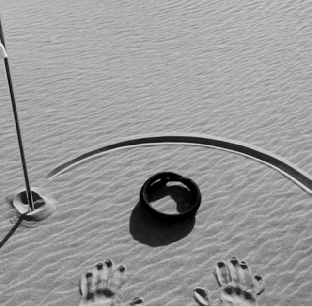 لاتنسى عند الساعة الرابعة فجرًا بأن الحياة:

"ان ادبرت والا اقبلت دنيا نهايتها حطام
سجدة على وجه التراب اخير منها كلها"