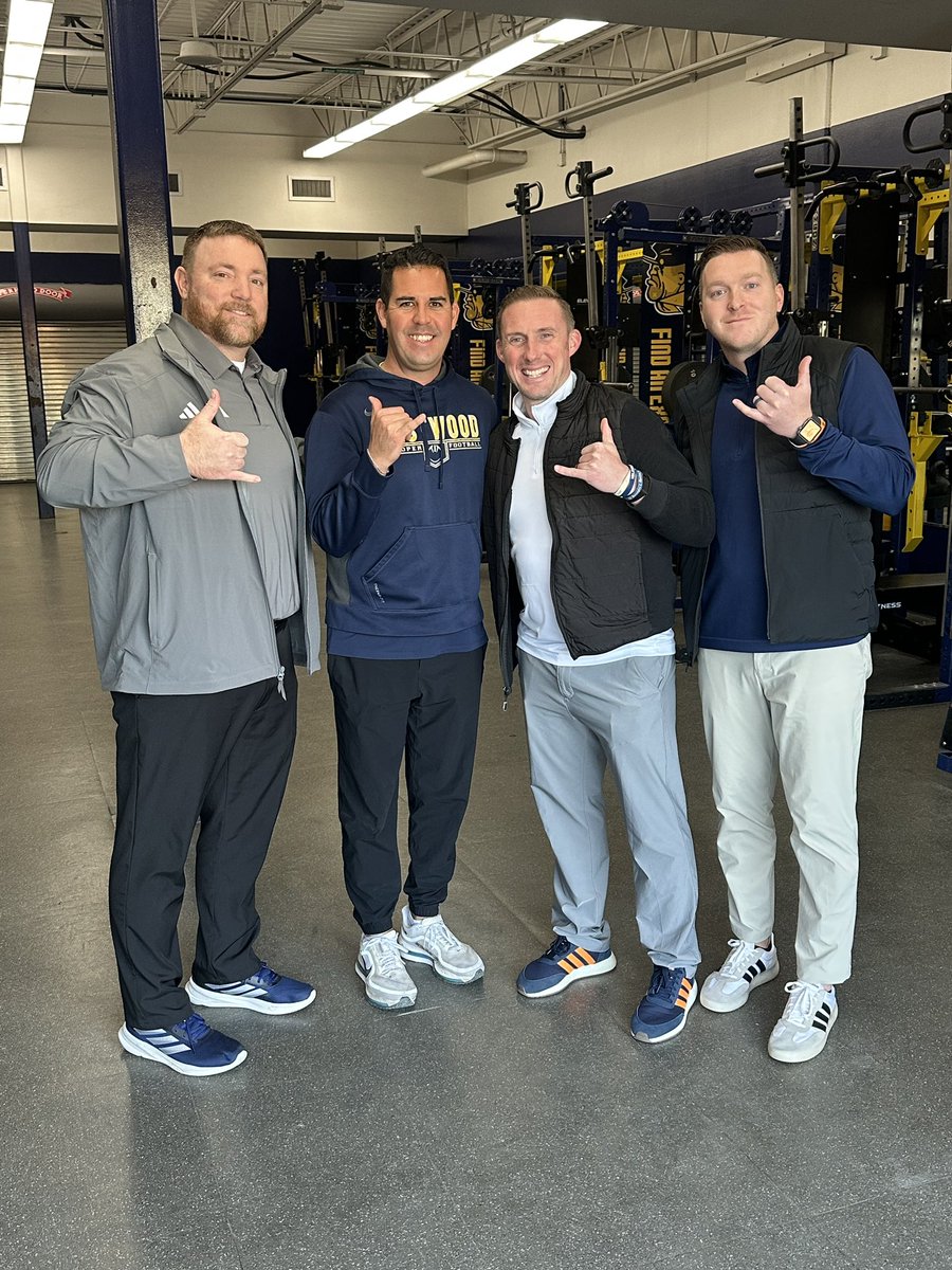CoachSWUTEP's tweet photo. Great spending time with @UTEPFB Alumni @EHSCoachLopez and watching them get after it 💯‼️🔥

Eastwood FB doing things at an ELITE level ‼️⛏️💯

#WINTHEWE27 
#PicksUp https://t.co/OMejOP38wL