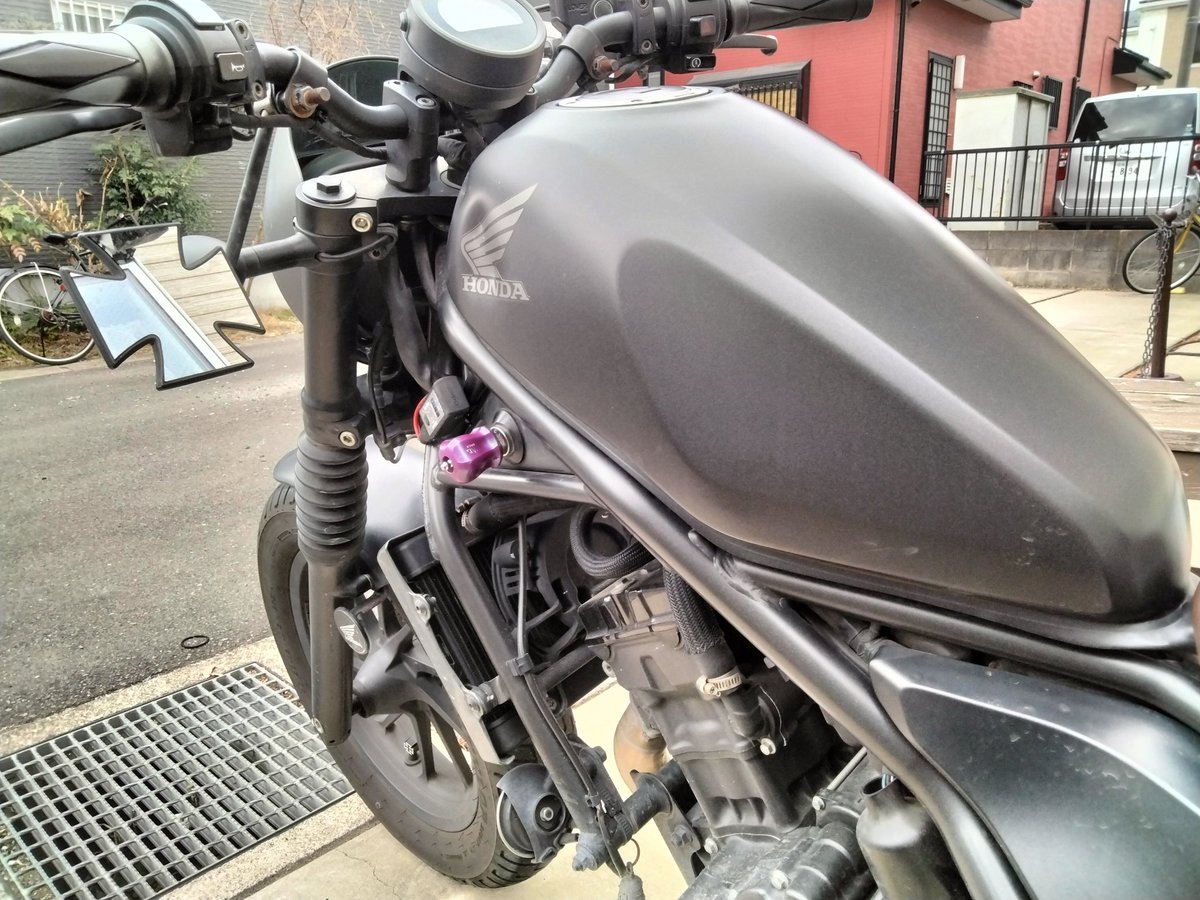 CEFIMA1's tweet photo. レブルにKaedearのUSB電源付けてみた！
ハンドル周りには付けたく無かったからタイラップて付けれるコレを選んだけど変な所に付けたから使いにくくないか試さなきゃ！
配線をもっとどうにか隠せないかなぁ？
#レブル
#レブル250
#USB電源
#Kaedear
#カエディア https://t.co/Ol3JgLf2eg