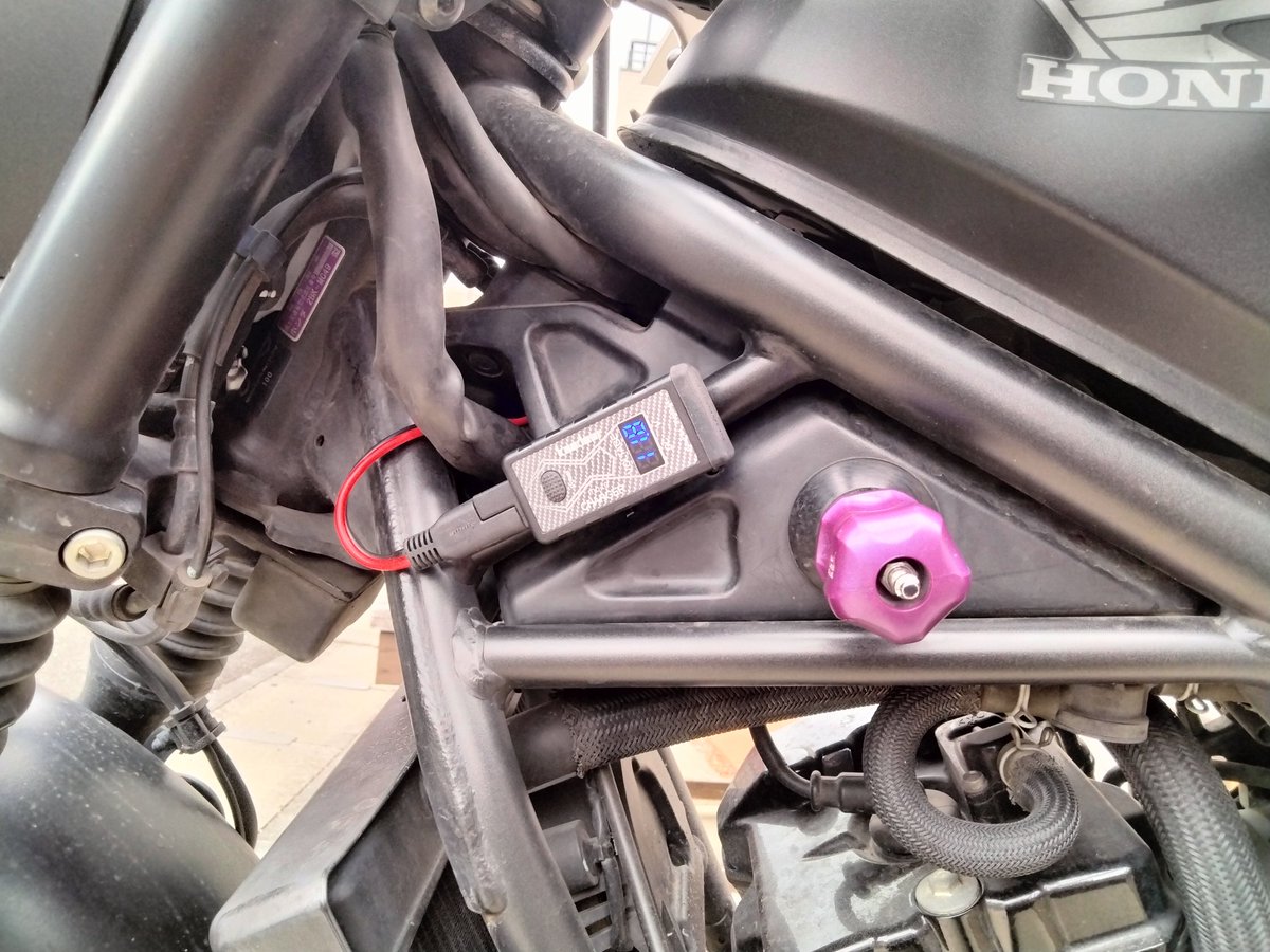 CEFIMA1's tweet photo. レブルにKaedearのUSB電源付けてみた！
ハンドル周りには付けたく無かったからタイラップて付けれるコレを選んだけど変な所に付けたから使いにくくないか試さなきゃ！
配線をもっとどうにか隠せないかなぁ？
#レブル
#レブル250
#USB電源
#Kaedear
#カエディア https://t.co/Ol3JgLf2eg