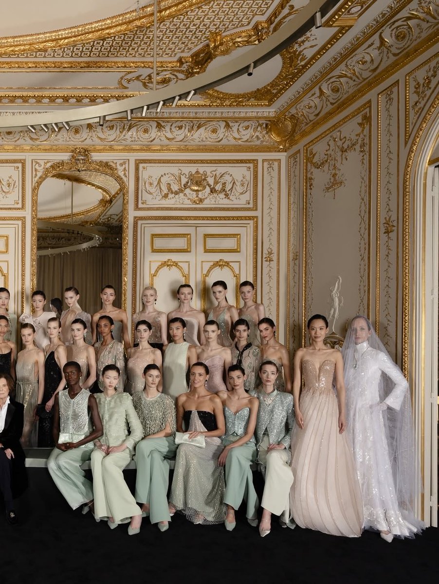 Silvana Armani, sobrina de Giorgio Armani, debuta como directora creativa de Armani Privé SS26 tras más de 40 años trabajando junto a su tío. Hoy es una de las poquititas mujeres al frente de una maison de couture. Un dato que nos importa.