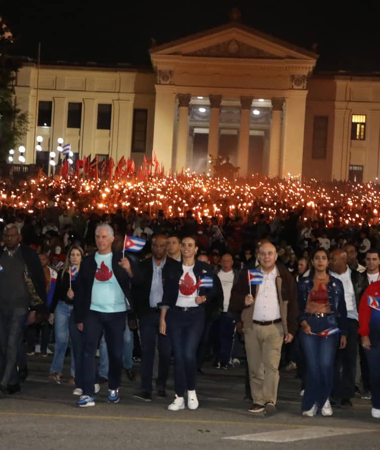 En el año del Centenario del Comandante en Jefe, junto a <a href="/DiazCanelB/">Miguel Díaz-Canel Bermúdez</a> y una representación del pueblo capitalino reeditamos la Marcha de las Antorchas, esa que no dejó morir al Apóstol y que hoy simboliza la voluntad de defender esta tierra que solo puede ser libre y soberana