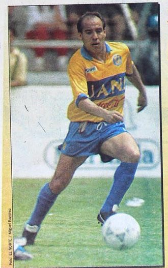 TigresJersey's tweet image. Mario Hernández, cuando #Pepin vestía a @TigresOficial.

El patrocinio de @CocaCola es muy recordado en esos uniformes, pero en esta imagen es diferente.

Lo normal era el rectángulo rojo, mientras que aquí solo aparecen las letras de la marca en rojo.

📸 @SancadillaNorte