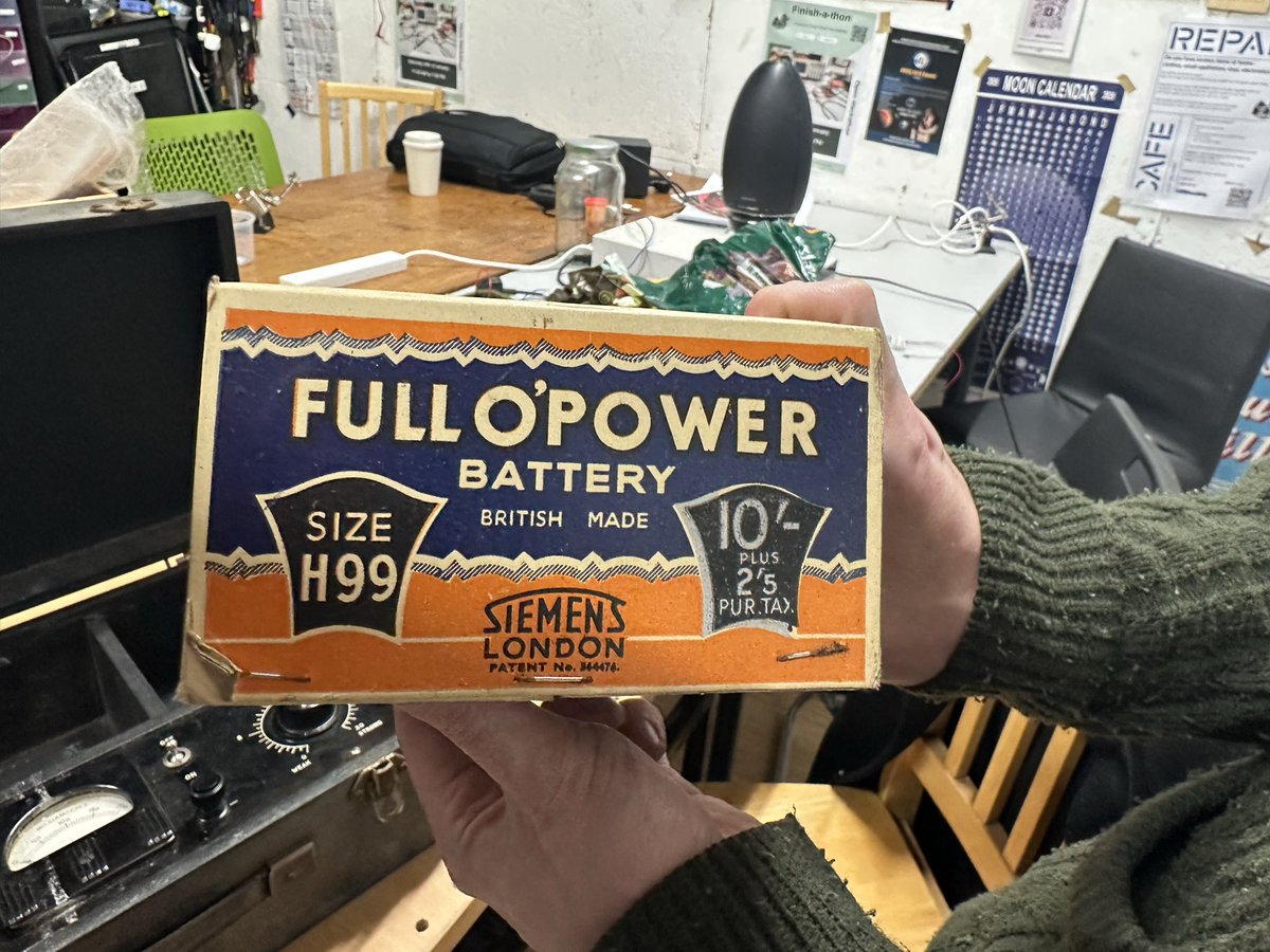 AmbroseAClarke's tweet photo. Cool old mystery device brought in tonight to unravel its purpose: A 1930s electric shock therapy quack device. @TOG_Dublin are fans of things that quack, I suppose! https://t.co/HzcISC4uBY