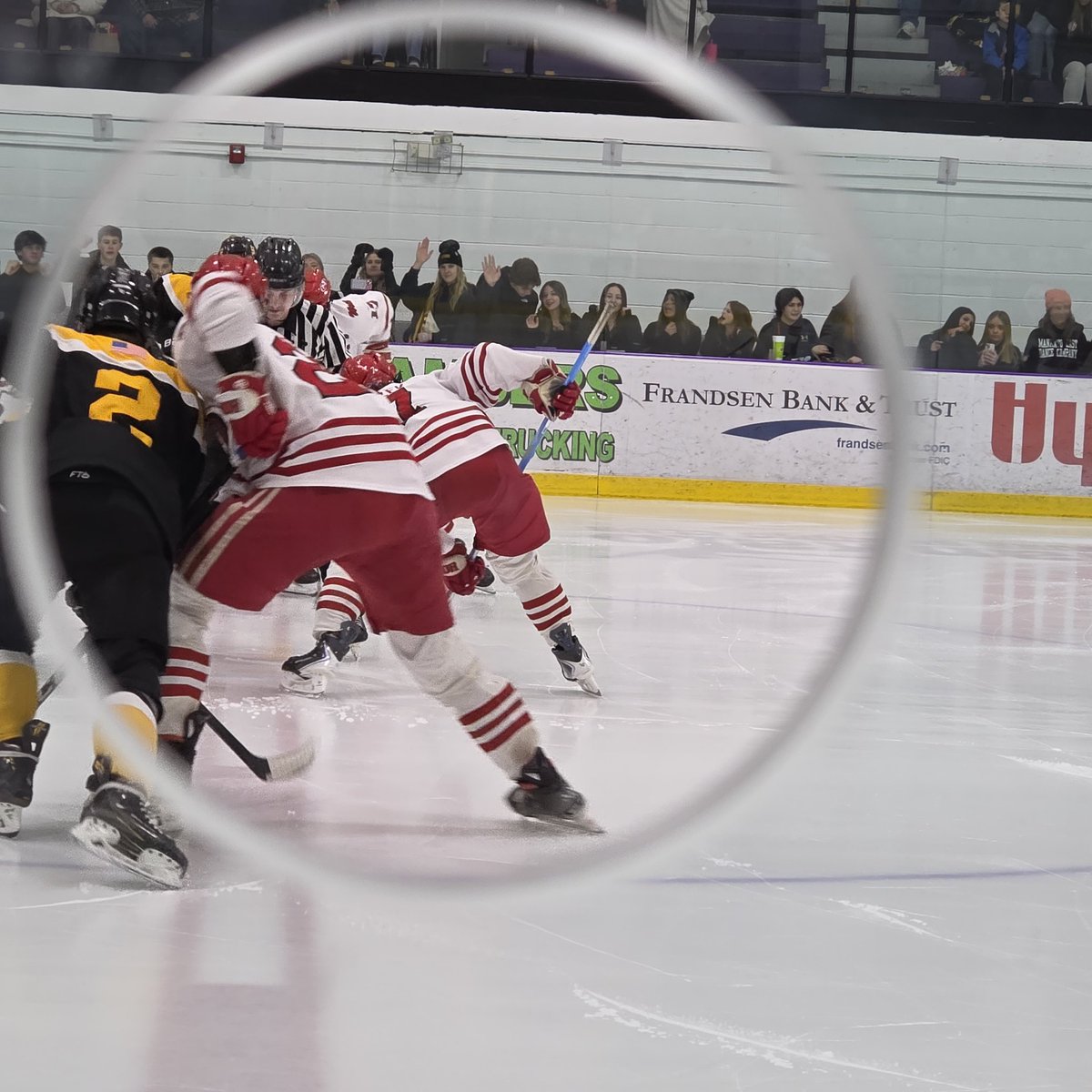 julioscores's tweet photo. Obligatory #GlassHole puck drop @scarlet_hockey vs @mankatoeastpuck https://t.co/tA1GQaEKuV