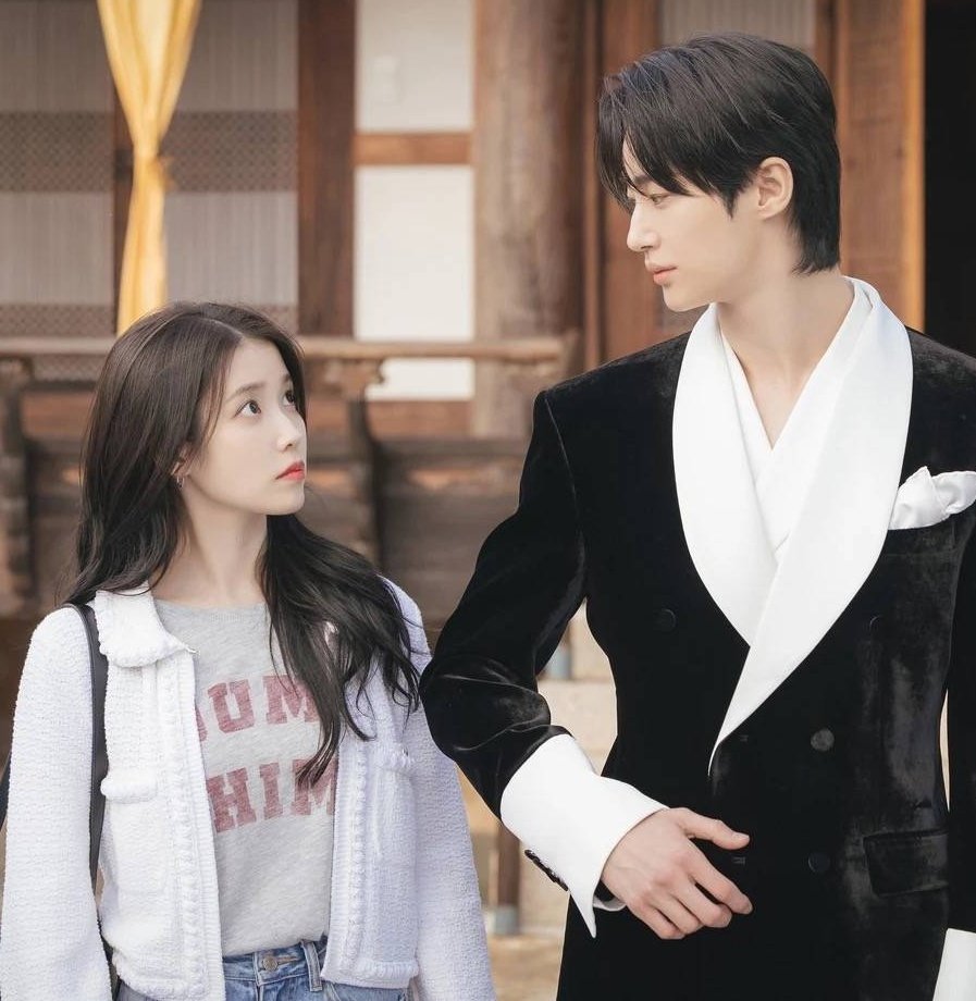 hallyuforums's tweet photo. #IU and #ByeonWooSeok’s upcoming MBC drama #PerfectCrown is reportedly set to premiere on April 3, releasing simultaneously on Disney Plus!! 

#HallyuForums #Hallyu #KDrama https://t.co/V9jPzrE9Dj