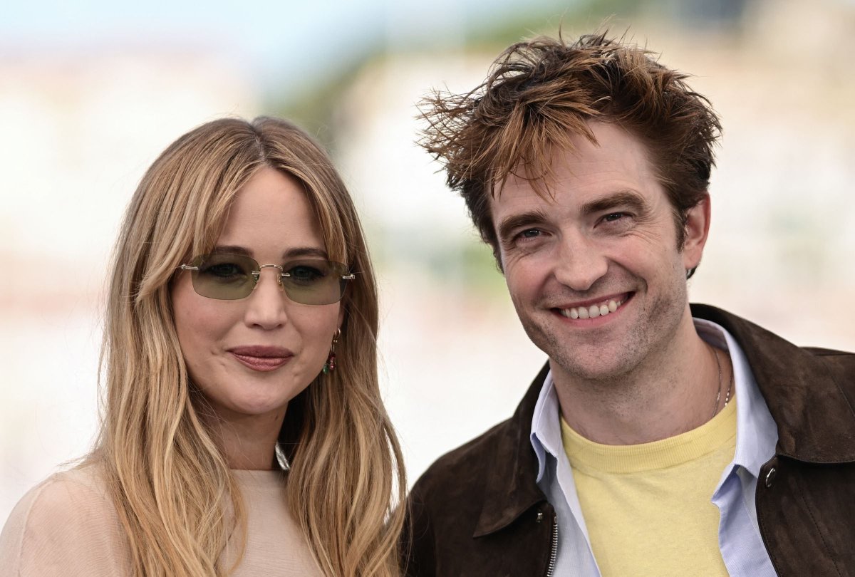 Indie5051's tweet image. Le preguntaron a Jennifer Lawrence si alguna vez había invitado a Robert Pattinson a una pijamada con sus amigas, y su respuesta fue tan caótica como adorable.

Contó que sus amigas ya estaban en su casa, en plena pijamada de diciembre, mirando Mujercitas y comparando las…