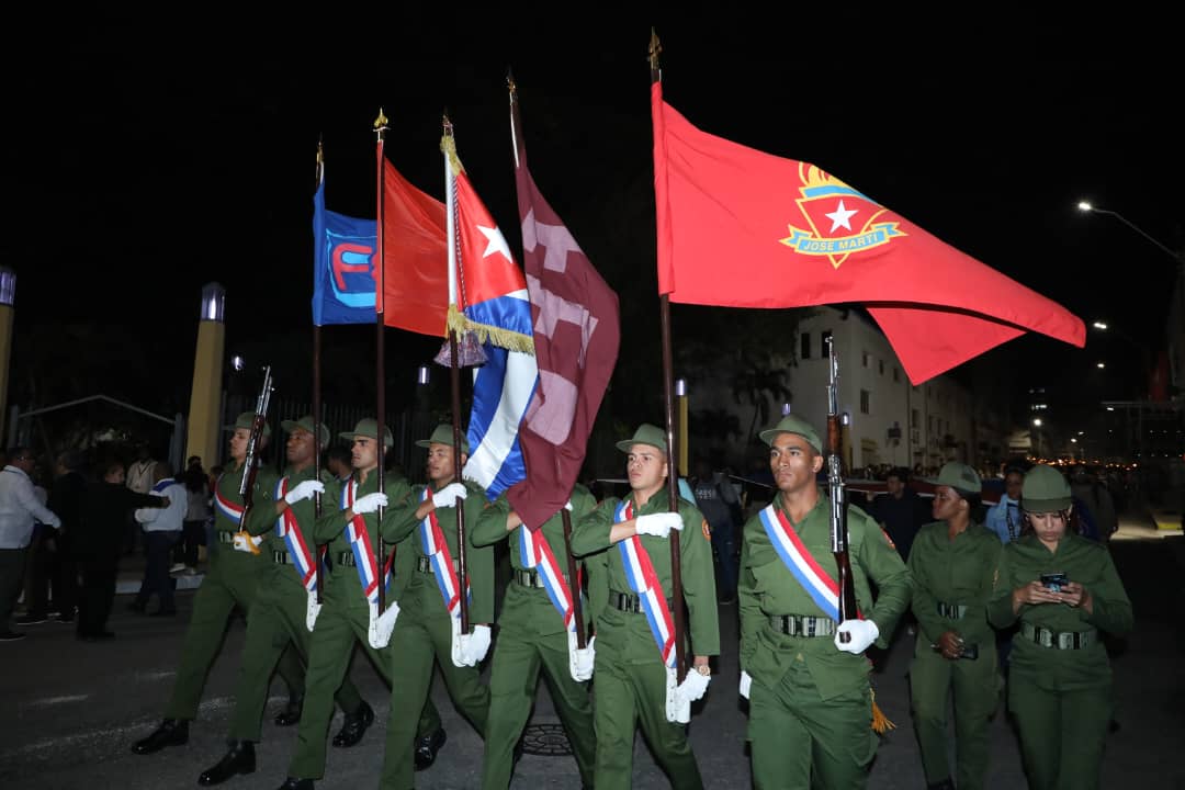 El Primer Secretario del Comité Central del Partido y Presidente de la República <a href="/DiazCanelB/">Miguel Díaz-Canel Bermúdez</a> encabeza la Marcha de las Antorchas, esa que reedita la juventud cubana en el año del Centenario del Comandante en Jefe con fuego martiano, antimperialista y soberano. #MartíVive
