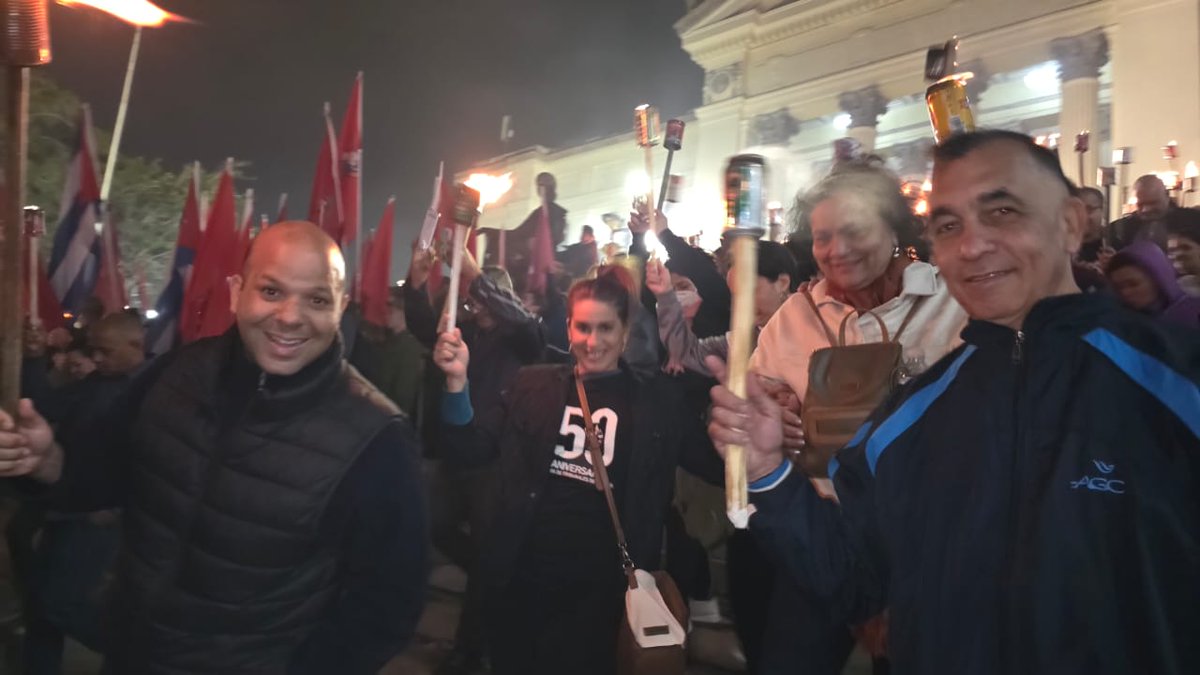 Llevamos en el corazón las doctrinas del maestro.
Junto a la juventud habanera, en la marcha de las antorchas, por  #Martí y por #Fidel, en su centenario.
#MartíVive
<a href="/Oscar_CubaTSP/">Oscar Silvera Martínez</a>
