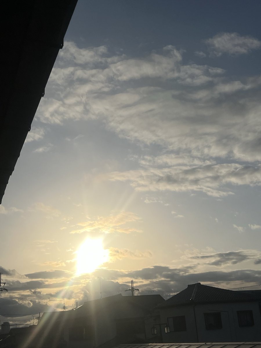 愛知から乗って来た新車のトラックを滋賀県に納車、昼前はみぞれ混じりの雨降ってたけど、納車時間の16:00前には晴れてくれた、ありがたい☀️
電車で愛知まで帰ります😊