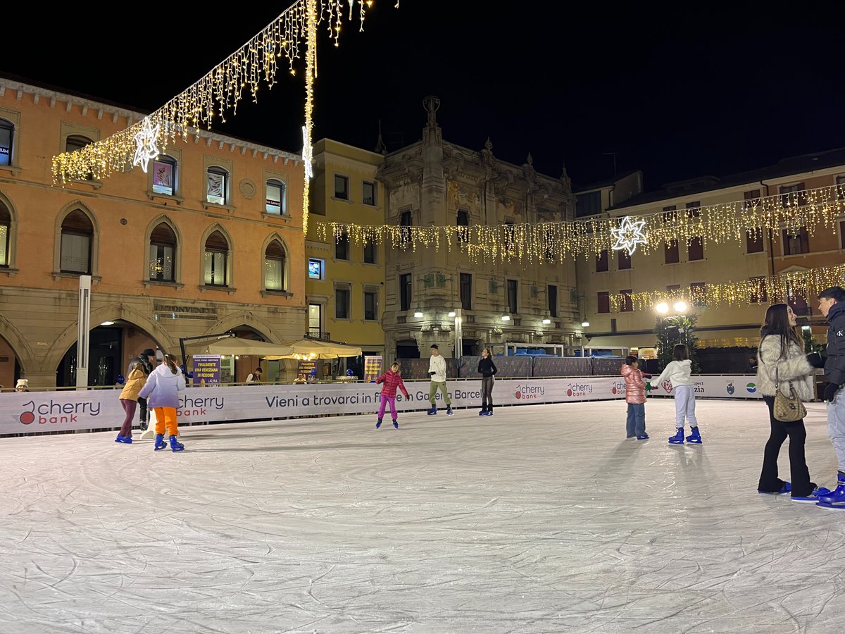 veneziaunica's tweet photo. ⚠⚠⚠ A causa delle condizioni meteo avverse, oggi le piste di pattinaggio di Piazza Ferretto e Campo San Polo resteranno #chiuse. ☔
Ma niente paura: vi aspettiamo tutti i giorni per tutta la durata del @Venice_Carnival con tante sorprese sul ghiaccio ✨🎭
Scopri gli orari della pista di Pattinaggio di Piazza Ferretto a Mestre 👉https://t.co/vmaCztDkBP
Scopri gli orari della pista di Pattinaggio di Campo San Polo a Venezia 👉https://t.co/kef2ZQSKUf