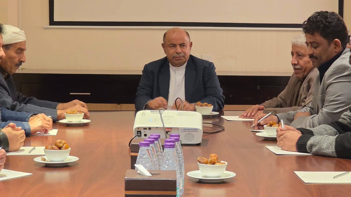 shabwacouncil's tweet photo. قيادة مجلس شبوة الوطني العام تلتقي عضو مجلس القيادة الرئاسي محافظ محافظة حضرموت، الأستاذ سالم أحمد الخنبشي، في العاصمة السعودية الرياض.

تم خلال اللقاء مناقشة جملة من القضايا ذات الاهتمام المشترك، وفي مقدمتها تعزيز العلاقات التاريخية والأخوية التي تجمع شبوة وحضرموت، وما تمثله المحافظتان من عمق اجتماعي وجغرافي واحد، قائم على تاريخ مشترك وروابط راسخة بين أبنائهما.

وقد أكد عضو مجلس القيادة المحافظ الخنبشي أهمية توحيد الجهود وتغليب لغة الحوار والتفاهم، بما يسهم في ترسيخ الأمن والاستقرار والتنمية، وتعزيز التماسك المجتمعي في هذه المرحلة الدقيقة.

كما عبّرت قيادة المجلس عن التقدير الكبير لمواقف الأستاذ الخنبشي وحرصه الدائم على تعزيز العلاقات الأخوية بين المحافظات، مؤكدين أن التنسيق المستمر والحوار المسؤول يمثلان الطريق الأمثل لخدمة المصالح المشتركة لأبناء شبوة وحضرموت.

#مجلس_شبوة_الوطني_العام
#شبوة
#حضرموت