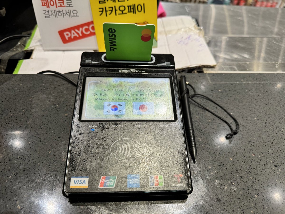 これ店員によってこちらの確認も無くどっち押したか分からんけど押しちゃう人いるから、必ず「こちらから」声掛けしないとやばい。  「○○(現地通貨)プリーズ」的なね