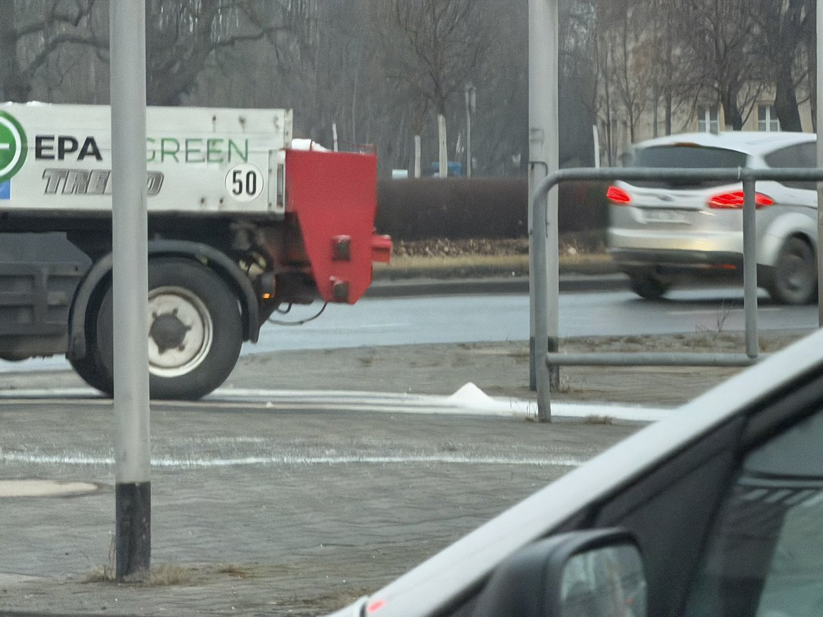 Rowerzystom nie braknie soli na ścieżkach we Wrocławiu