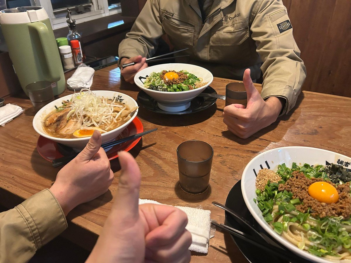 ＼#小柳建設新入社員のひとコマ📸／

仕事終わりにメンターの先輩とラーメンへ🍜
現場の話やキャリアのことが聞けて
最高の時間でした！

💡学生のみなさんへアンケート実施中！
「#小柳建設 について気になること」
ぜひご意見ください👇
🔗forms.office.com/r/zixHXaTn4S
#建設DX #建設業 #新入社員 #風天