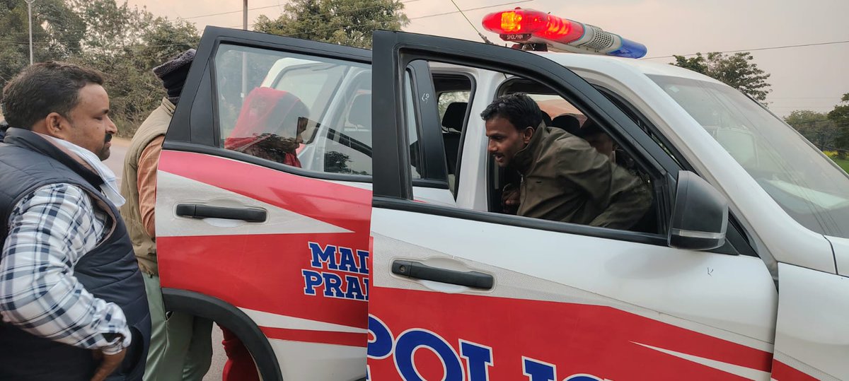 ndmaindia's tweet image. An act of alertness that saved a life. Near Dhadari village, Chhatarpur, in MP #AapdaMitra Neelesh Tiwari promptly informed emergency services after spotting a pregnant woman collapsed on the road. His timely action ensured quick medical care at the district hospital.#SavingLives