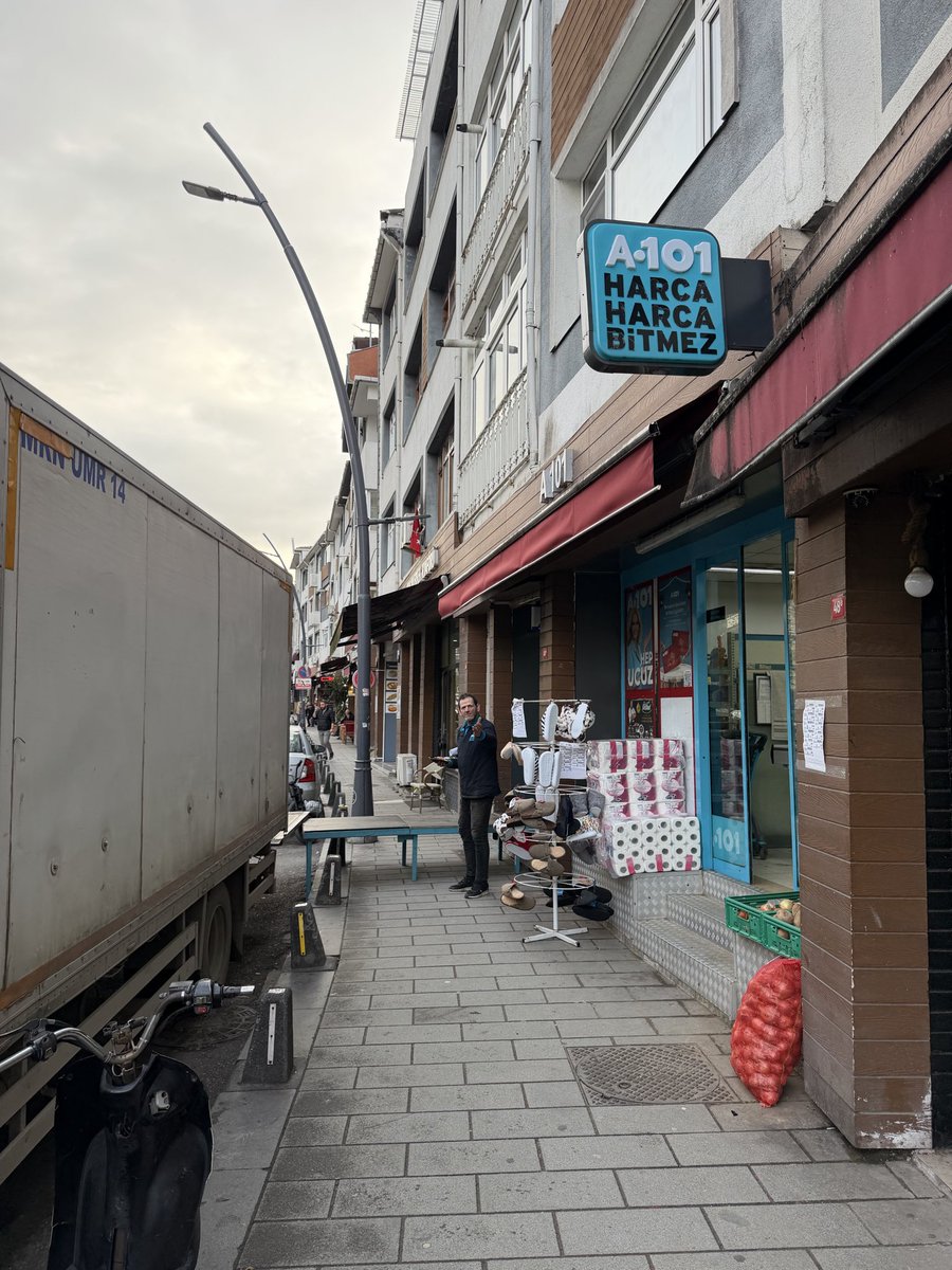 biguteri's tweet photo. @uskudarbld Çavuşdere caddesinde bir tane market yaya yolunu bu şekilde işgal edip yayaları tehlikeye atıyor. https://t.co/H82xBfEjDG