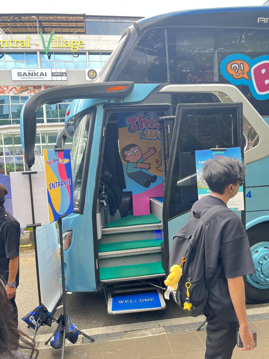 Lagi jalan santai di Dukuh Atas nemu bus biru <a href="/BluebirdGroup/">Bluebird Group</a> ada activitinya yaa kayaknya, rame juga yang mampir