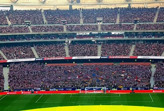 AtletiMinuto80's tweet image. Tiene delito.

Tiene delito que suene la canción de tu vida. La canción que te marca toda la vida: el himno del Atleti.
Esa que tarareas cada día....

Y suene... Y no se te mueva algo por dentro y no levantes tu bufanda.

Si suena TU himno, levanta la bufanda. Canta.