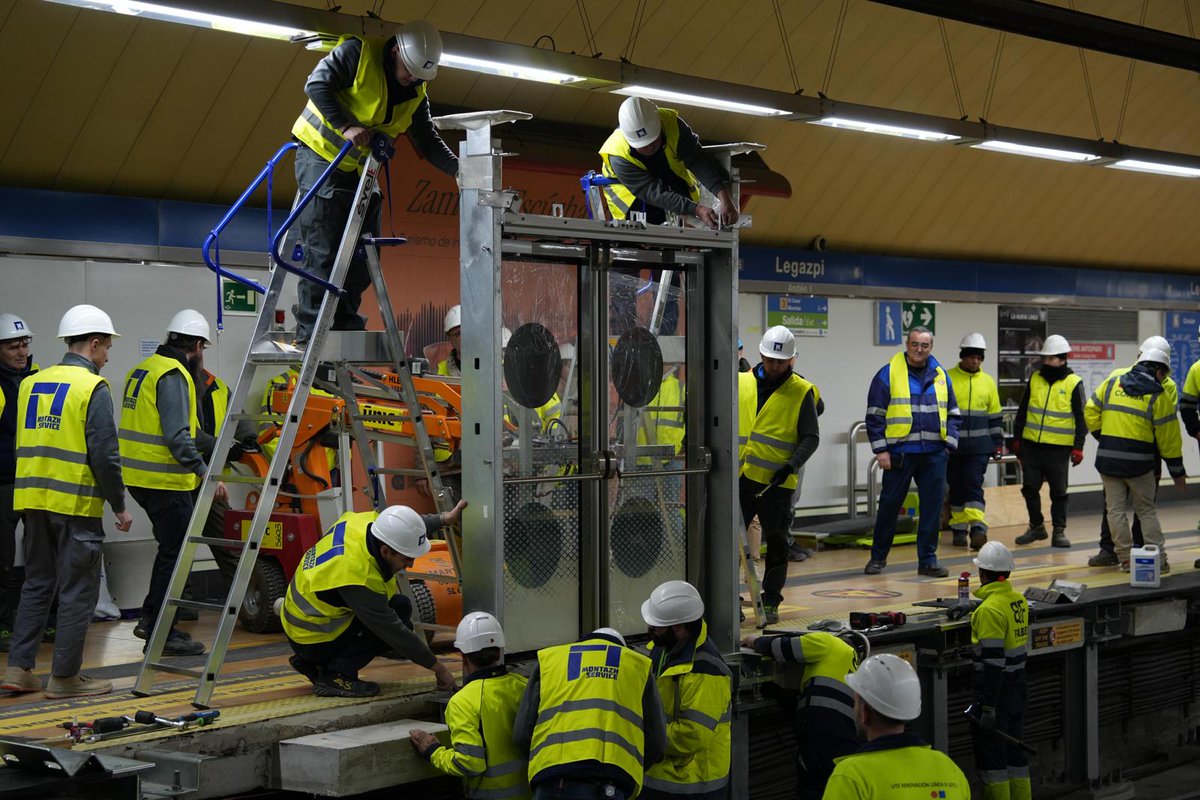 metro_madrid's tweet photo. ✅️ Buenos días. Esta noche se ha instalado la primera puerta de andén en Legazpi, en L6.

⚠️ Por favor, respeta las indicaciones de seguridad.

#ObrasL6 #TrabajamosParaTi https://t.co/xecIGsAGmD
