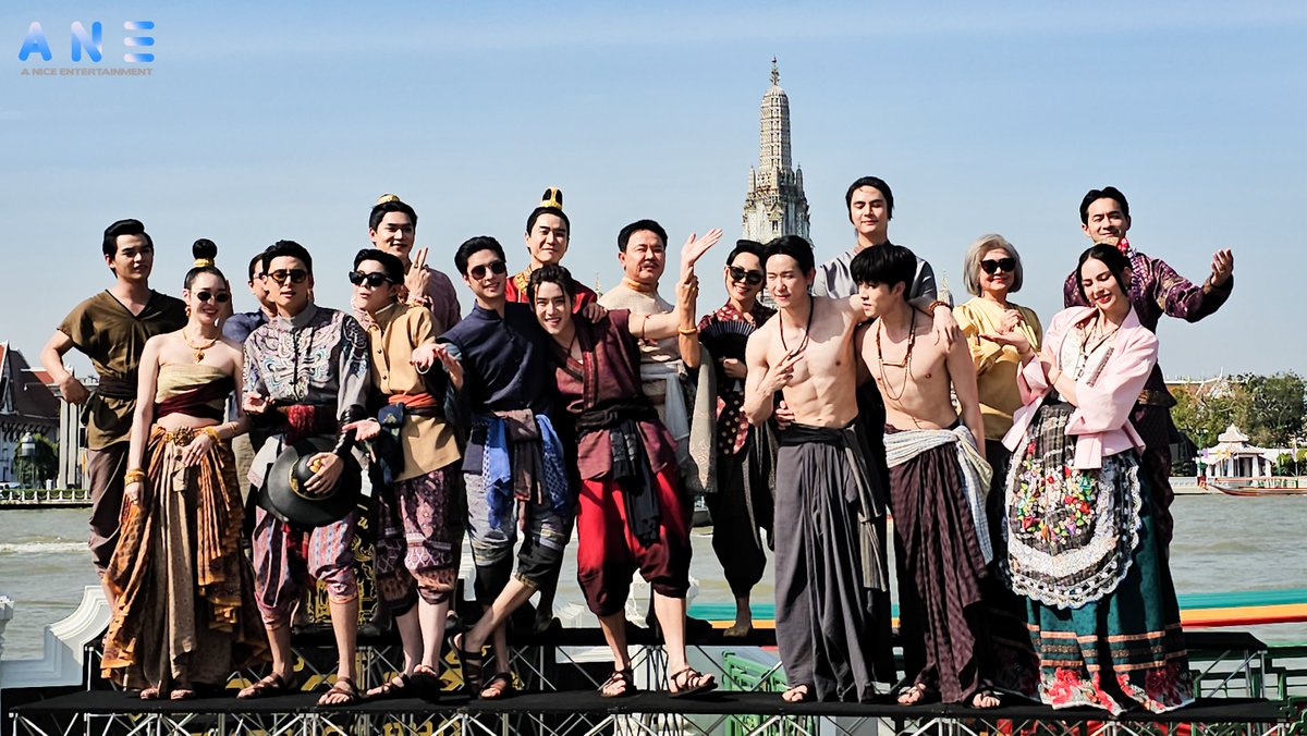 ทีมนักแสดง “บุพเพสันนิวาส” ถ่ายภาพกับฉากวัดอรุณฯ ในงานพิธีบวงสรวง ซีรีส์พหุจักรวาล “บุพเพสันนิวาส Love Destiny” 

#บุพเพสันนิวาส #LoveDestiny