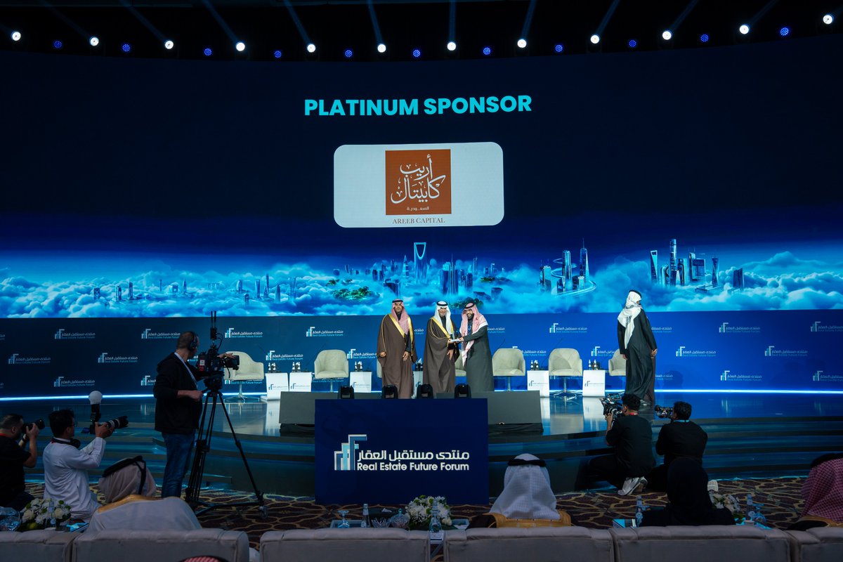 AreebCapital's tweet photo. نفخر باستلام درع الراعي البلاتيني خلال مشاركتنا في منتدى مستقبل العقار 2026 من معالي وزير البلديات والإسكان الأستاذ ماجد الحقيل، تقديرًا لدور أريب كابيتال في دعم تطوير القطاع العقاري وتعزيز الاستثمار المؤسسي في المملكة.

#أريب_كابيتال في #منتدى_مستقبل العقار 2026 https://t.co/WfpnJkXoCv