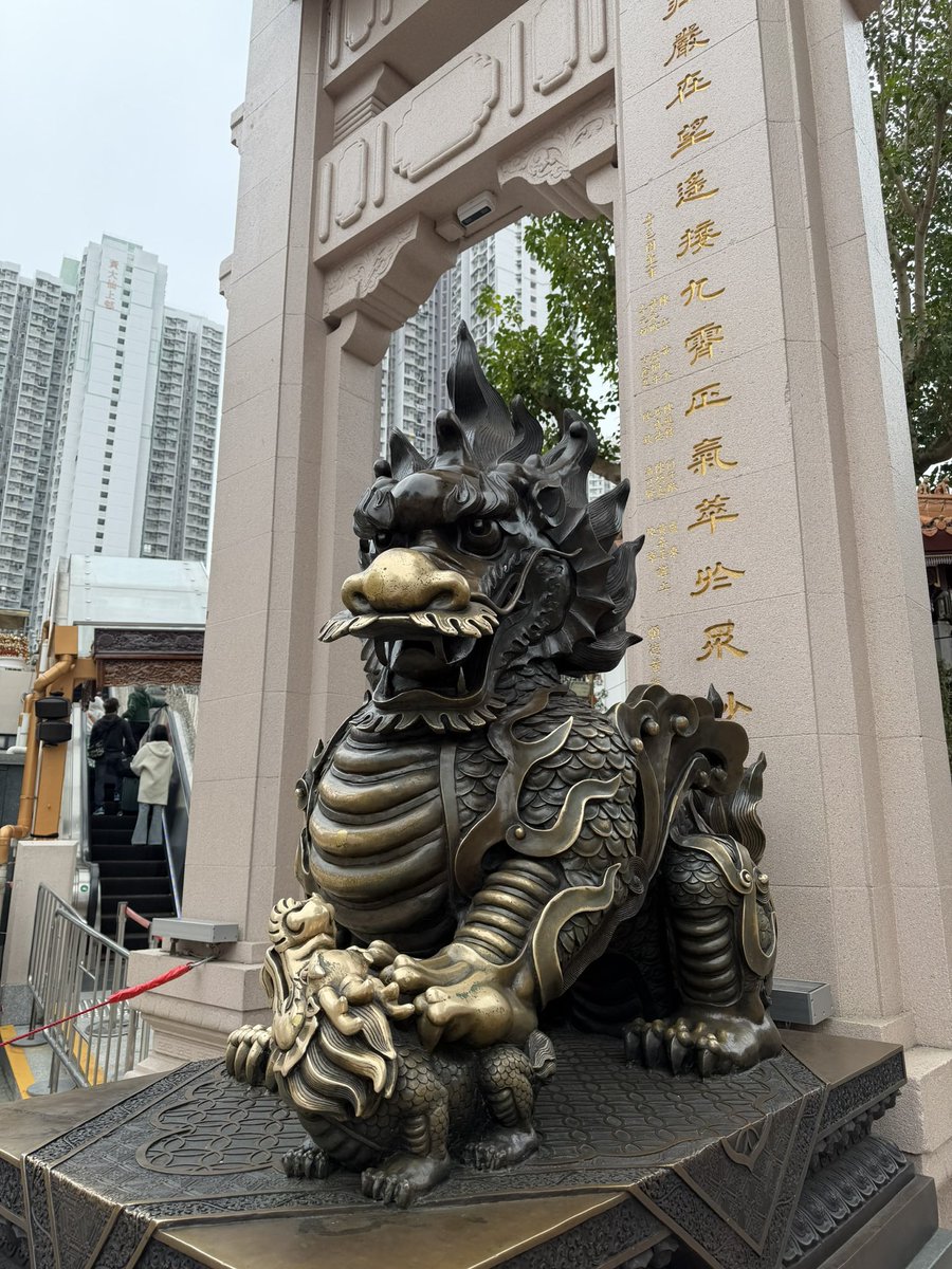 sa10ru10's tweet photo. 香港の中でもあらゆる願いを叶えてくれるというパワースポットである黄大仙祠へ
夕方行ったので結構スムーズに入れました https://t.co/cG3SvB08Hq