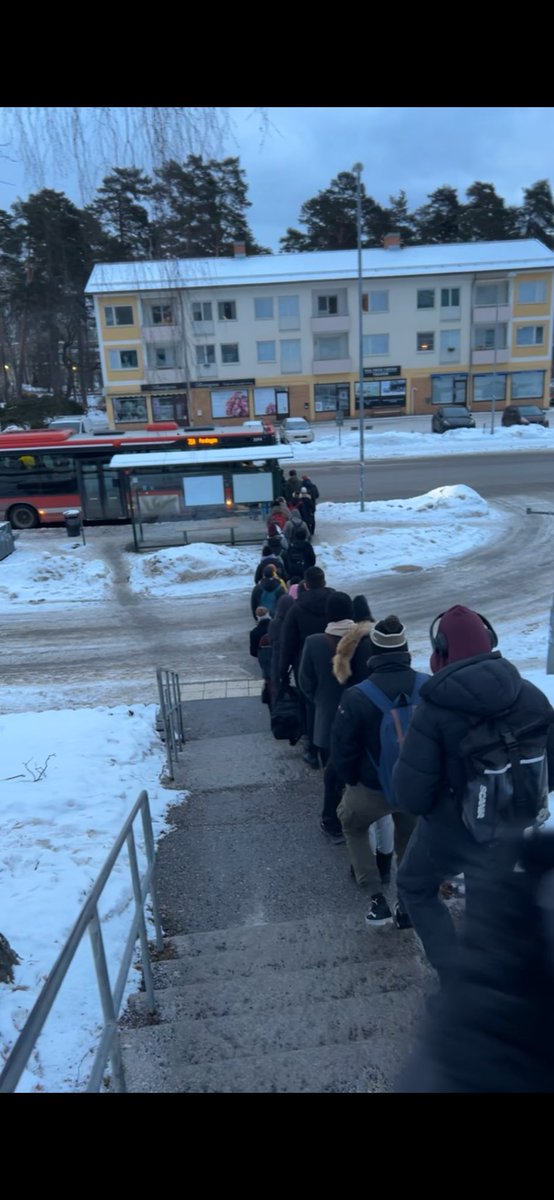 Svenskaste kön till en buss jag sett