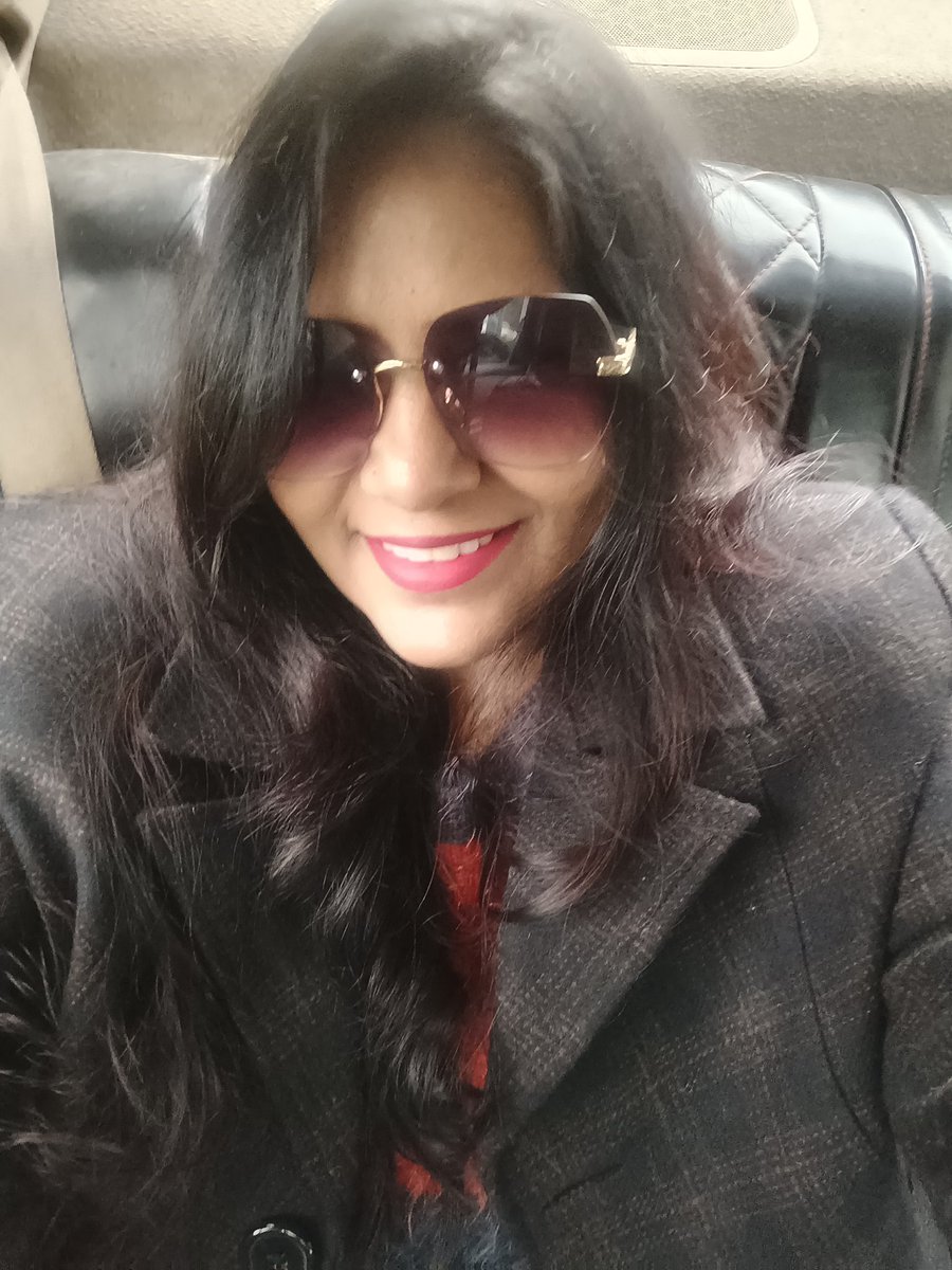 #NewProfilePic
#मेरी_कलम_से✍️
मुस्कुरा देते हैं हम सुकून की ख़्वाहिश में,
और रंग भर जाते हैं ख़ुद मेरी निगारिश में।
जो लफ़्ज़ कह न सके, वो नज़र कह देती है,
छाँव के क़तरे उतर आते हैं दिल की ताबिश में।
#कुमुद
#बस_इतना_ही🥀 
निगारिश– रचना 
ताबिश- धूप , तपिश