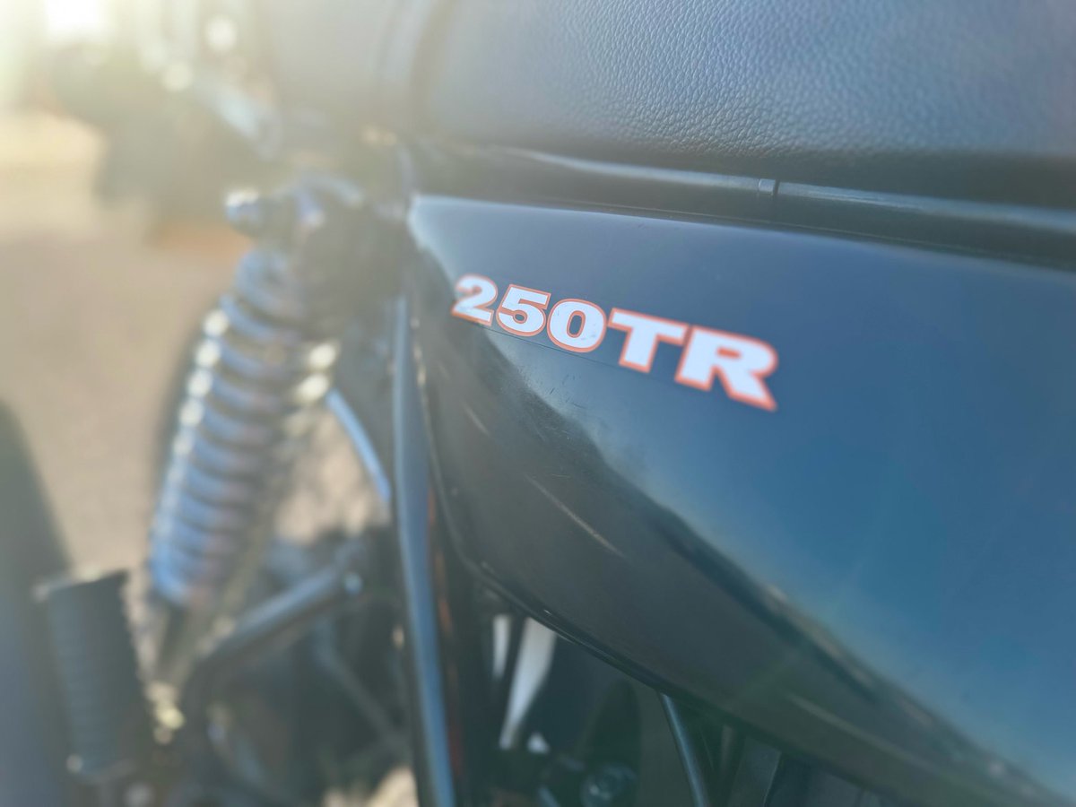zeppan8190's tweet photo. ご納車完了✅

KAWASAKI 250TR K7F 2007年式

70sビンテージバイクのデザインにインジェクション完璧です👌
また復活してほしい1台⭐︎

てか来年で20年選手？
ヒョエ〜😅 https://t.co/XjPFfYcXRJ