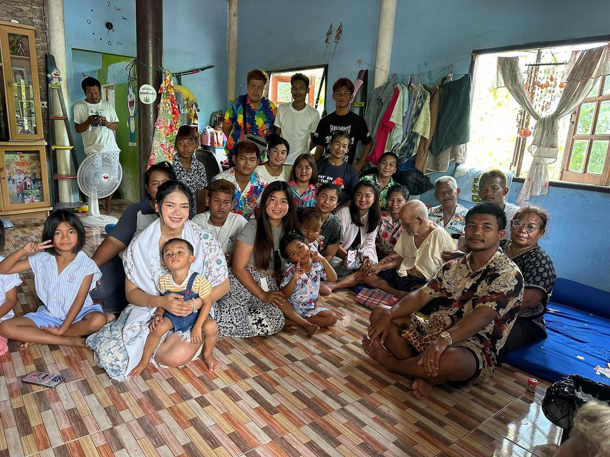 esr0128's tweet image. Rodtang posts these photos alongside the caption on Facebook: 

“ I have a story to tell, though I might not be able to tell everything 😁
I’m not a rich person. I work to earn money to take care of my family. My family has 10 siblings in total, plus so many nieces and nephews…