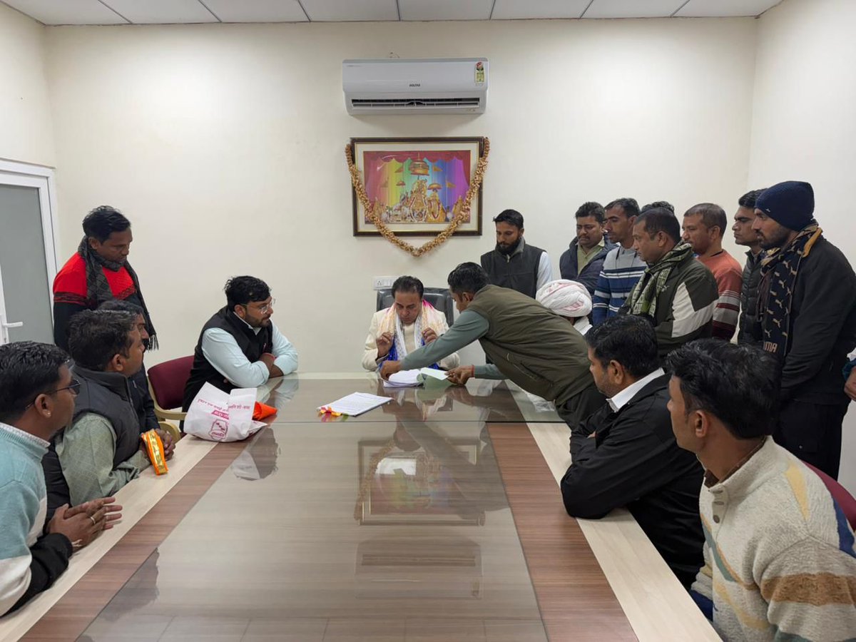 JogarampatelMLA's tweet photo. आज जयपुर स्थित राजकीय आवास पर जनसुनवाई आयोजित कर आमजन की समस्याओं को संवेदनशीलता के साथ ध्यानपूर्वक सुना और त्वरित एवं प्रभावी समाधान हेतु संबंधित अधिकारियों को आवश्यक दिशा-निर्देश प्रदान किए गए।

#MlaLuni #JogaramPatel #Luni https://t.co/Ra4iltE8Xt