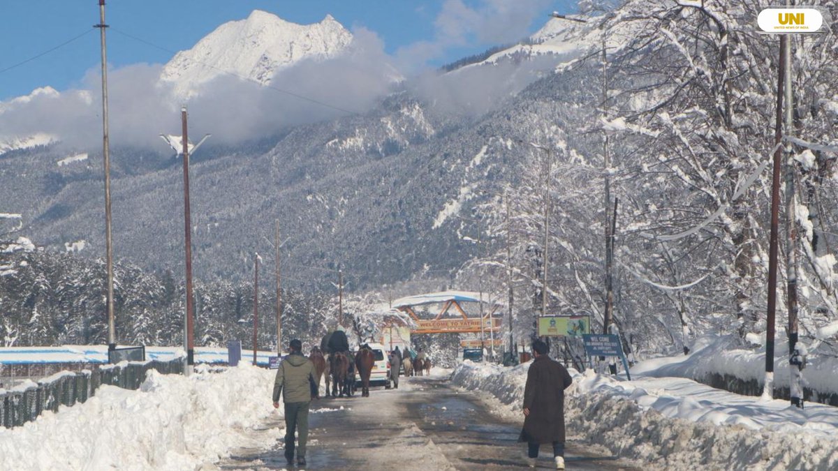 uniindianews's tweet image. In Photos | Tourists take a horse ride during fresh snowfall as Pahalgam and other parts of Jammu and Kashmir are blanketed in snow.

📸: Shah Junaid / UNI

#JammuAndKashmir | #Pahalgam | #Snowfall | #Snow | #UNI