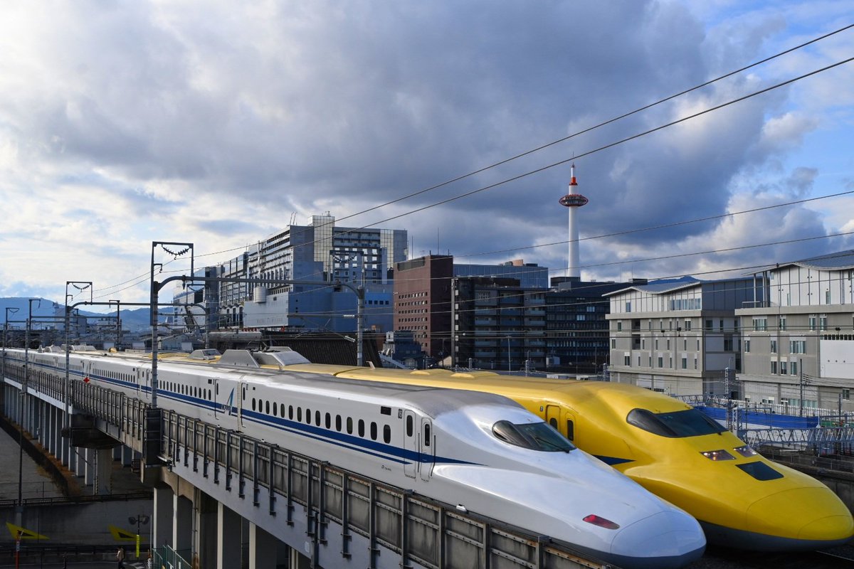WADADA64024059's tweet photo. 今日は有給だったのでお気に入りの京都タワーが見える場所から貸し切り撮影🤭
下り線と被ってしまい絶望していましたが、何とか離合タイミングで撮影できました🎶
今年もドクターイエローさんにはお世話になりそうです😚

#ドクターイエロー
#京都タワー
#撮り鉄
#貸し切り https://t.co/9eYAoqAp5F