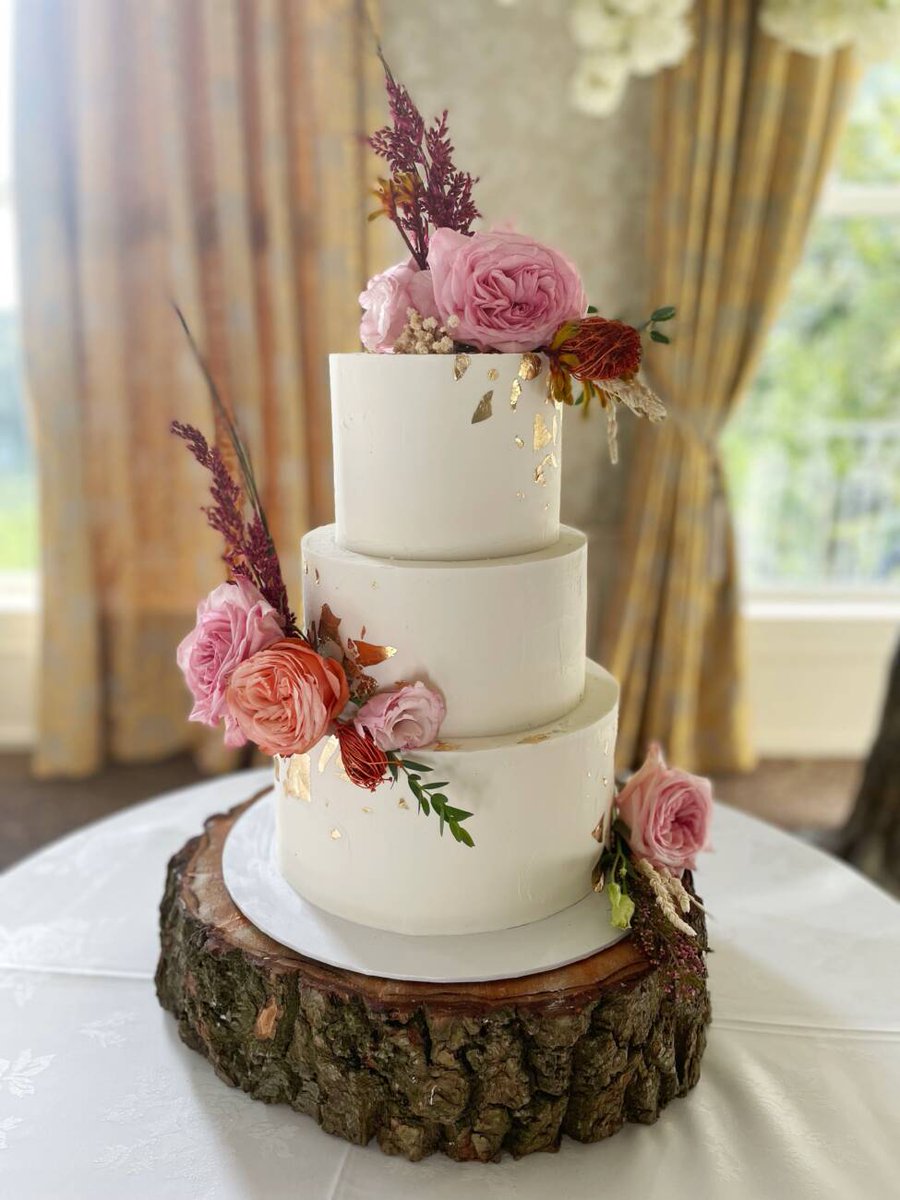 lorraineelizab6's tweet photo. St Bride's Church of England, on Fleet St, London is named for St Brigid of Kildare! It is often called the journalists' church. Its steeple is famous for inspiring the first ever tiered wedding cake, in the late 18th century, made by William Rich! #FindingBrigid https://t.co/e7dPXlG01o