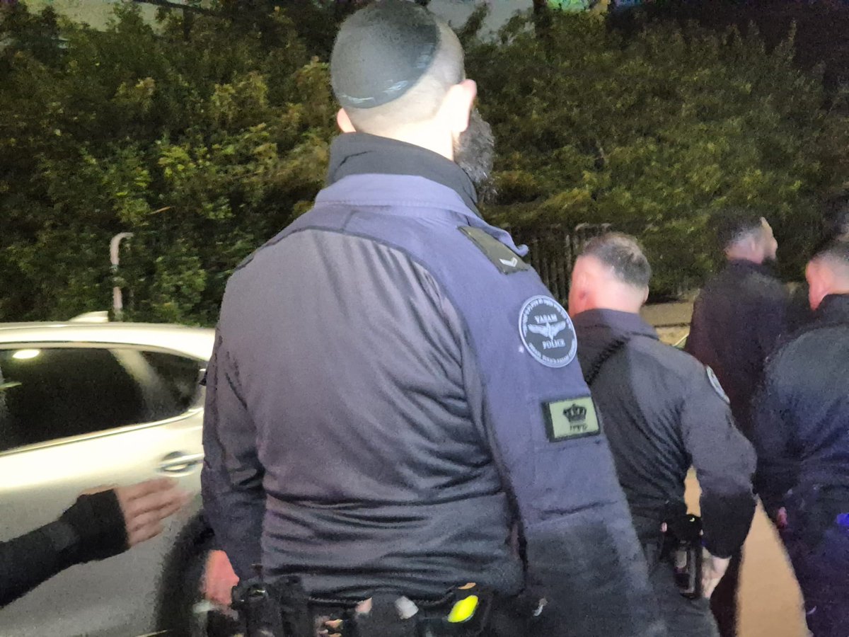 1/ שלום חנוך שר "משיח לא בא" אבל עבור שוטרים ביס"מ חוף הוא הגיע, לפחות עד לזרוע. הפאצ' "משיח" של חרד"לי צה"ל דילג למשטרה וכך נראה בפומבי שוטר דתי שהוצב במוצ"ש בחיפה לחצוץ בין פעילי ימין לאלפי מוחים. למה הרשה לעצמו? כי הוא יודע שזו משטרת בן גביר וסנקציה לא תהיה. <a href="/OrRavid/">אור רביד | Or Ravid</a>