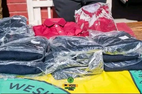 Kuthiwa into enhle iyanconywa! Sibonge kuMK Party enikele ngeUniform ne Zicathulo Sesikolo. Sithi Nje siyabonga kakhulu ngokuba nenhliziyo ezinozwelo, sengathi nathi sizwe ezimnyama singafunda kuMK Party senze kanje. #VoteMKPLGE #GwazaMkhontoGwaza 🖤💚