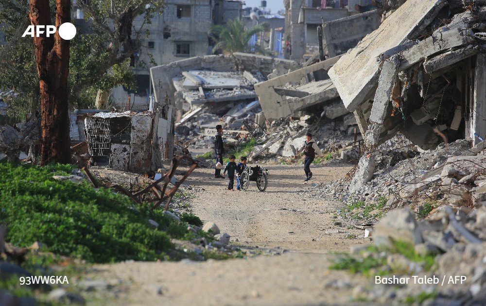 AFPar's tweet photo. 🇵🇸 "فتح معبر رفح يعني فتح باب الحياة من جديد"

بفارغ صبر، يترقب سكان قطاع #غزة الذين أنهكتهم الحرب الإسرائيلية إعلان موعد فتح معبر رفح الحدودي مع مصر والبوابة الوحيدة للقطاع المدمر والمحاصر مع العالم الخارجي للم شملهم بعائلاتهم أو السفر للدراسة والعلاج.

https://t.co/FLtYgWBHHE #فرانس_برس